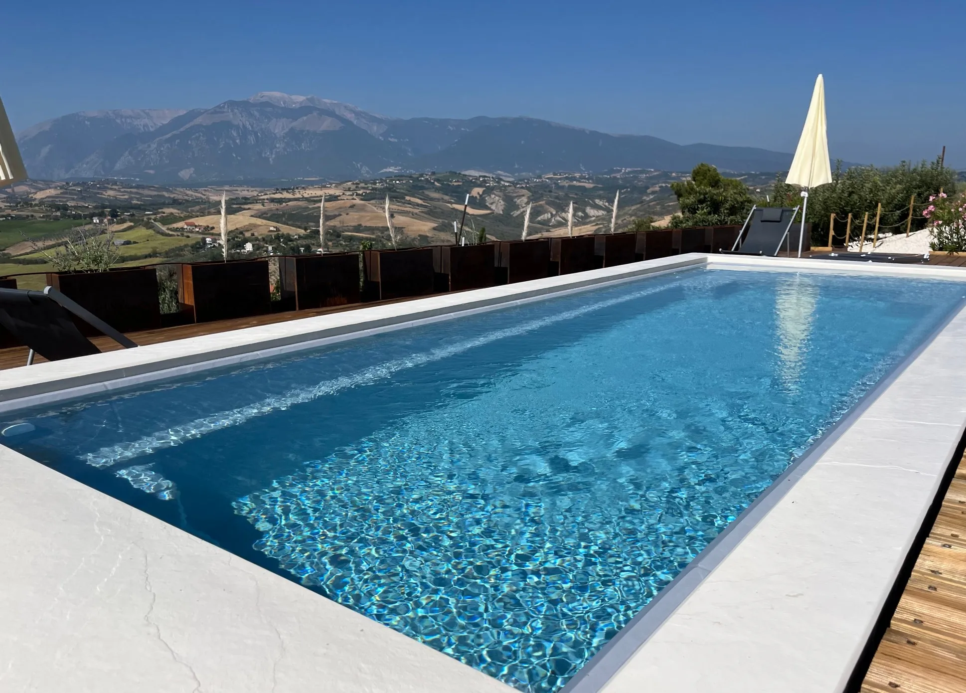 Piscina idromassaggio vista Maiella